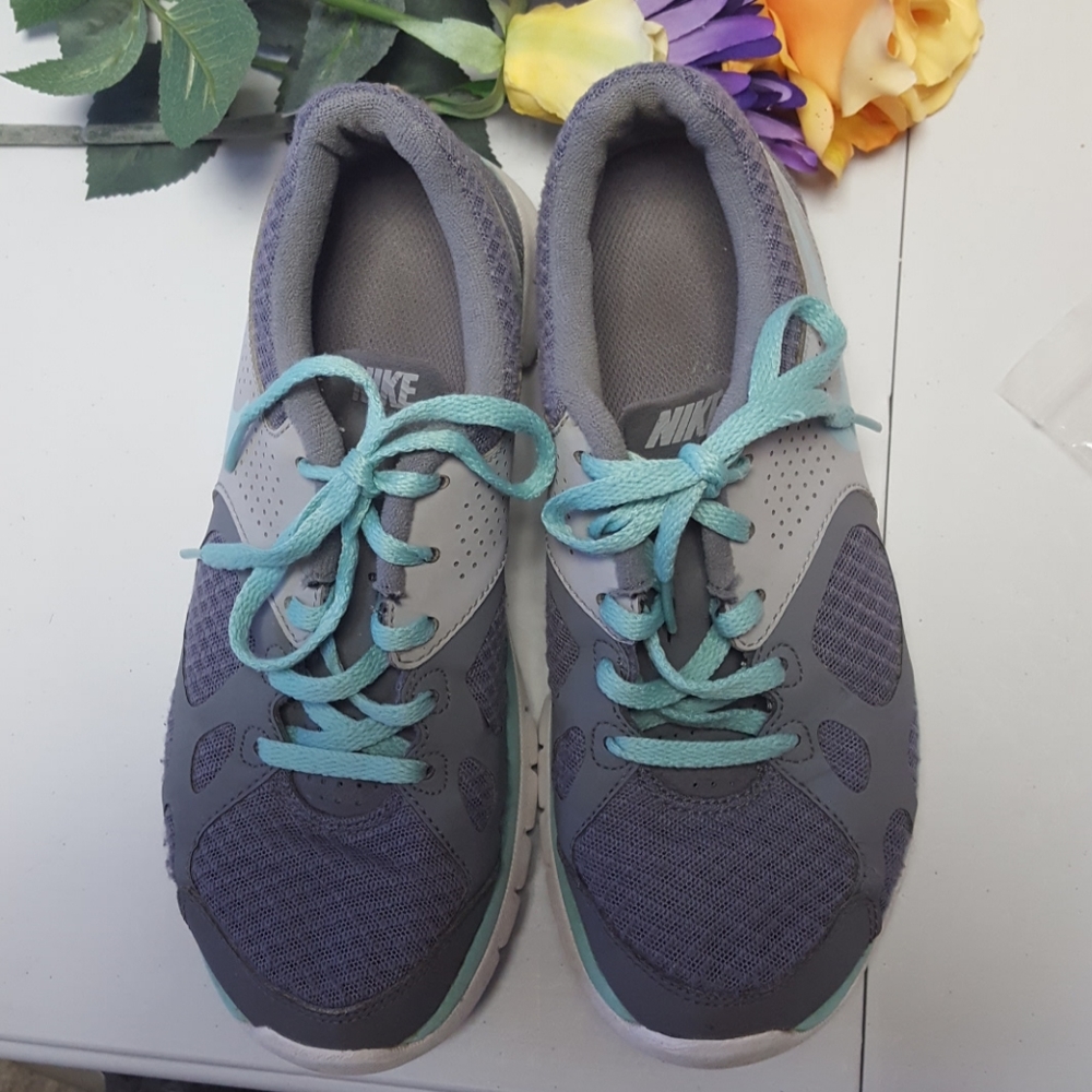 Women's Nike grey athletic shoes size 6 - Picture 3 of 8